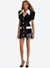 Mini-robe boutonnée noire et blanche à col en V